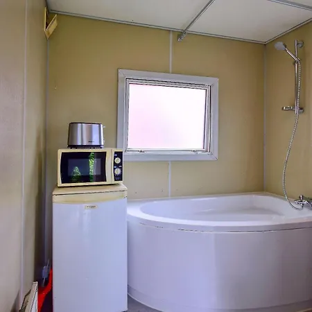 Kaiserbad-ahlbeck-rustikales-holzhaus-strandbude * 塞巴特黑灵斯多夫